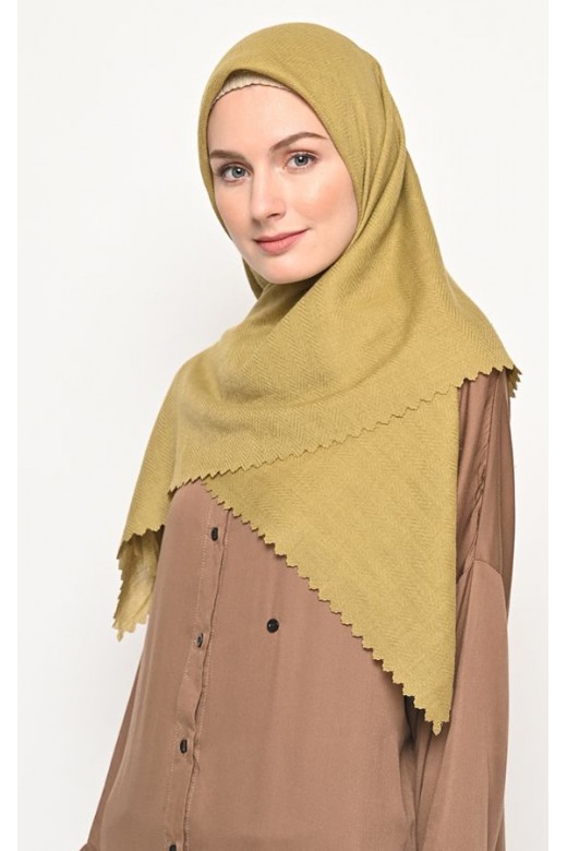 Hijab Segi 4 Voal Zaffron Jahit Tepi Olive